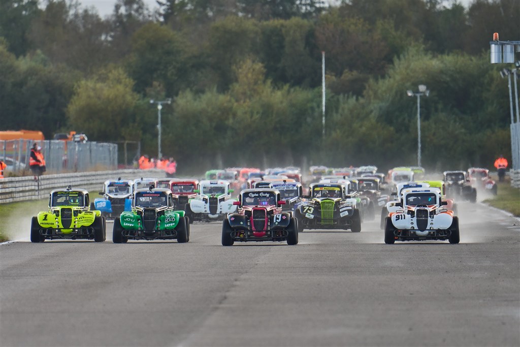 Der bliver kamp over hele linjen i Daarbak redoffice Legend car Cup ved sæsonfinalen på Padborg Park.
(Foto: Stumpphoto)